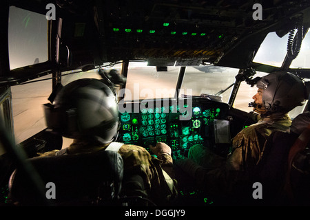 Il Mag. Kurt Wampole, assistita da Capt. Matt Ward, 774th Airlift Expeditionary Squadron piloti, taxi un C-130H Hercules torna al proprio posto di parcheggio a Bagram Airfield, Parwan Provincia, Afghanistan, Ottobre 7, 2013 dopo il completamento di un cargo aereo caduta in missione Ghaz Foto Stock