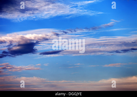 Cielo di nuvole al tramonto multicolore Foto Stock