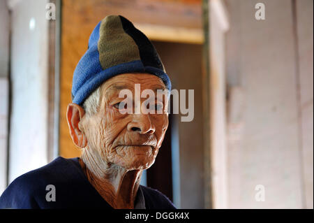 Uomo Anziano Cantante Folk Indossa Cappotto E Colbacco Fotografie