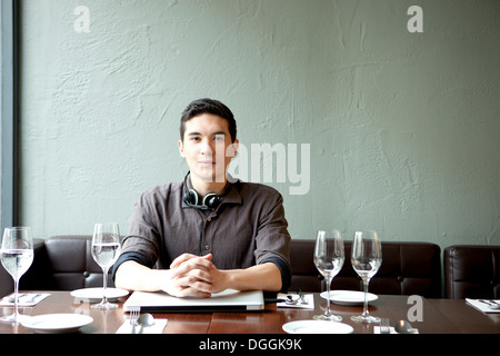 Giovane uomo nel ristorante, ritratto Foto Stock