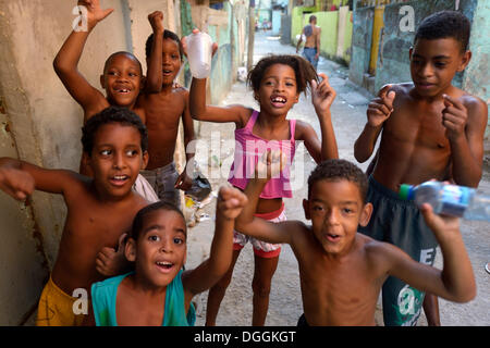 Bambini il tifo felicemente in una delle baraccopoli o favela, Jacarezinho favela, Rio de Janeiro, Stato di Rio de Janeiro, Brasile Foto Stock