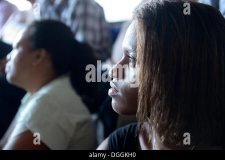 I giovani durante la formazione catechetica in una delle baraccopoli o favela, Jacarezinho favela, Rio de Janeiro, Stato di Rio de Janeiro Foto Stock