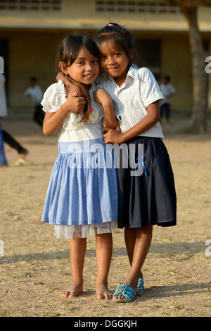 Due ragazze nel parco giochi, Lompong Village, Bathi Distretto, Provincia di Takéo, Cambogia Foto Stock