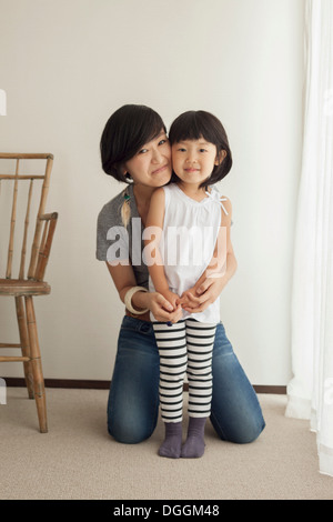 Madre e figlia sorridenti, ritratto Foto Stock