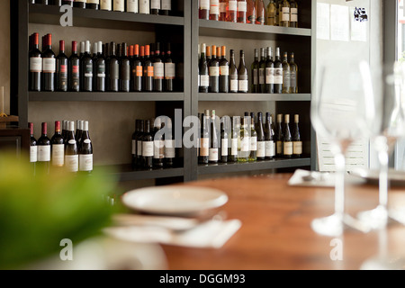 Le bottiglie di vino su scaffali in ristorante Foto Stock