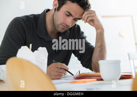 Ritratto di lavoro maschio attraverso il pranzo Foto Stock