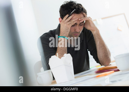 Ritratto maschile di lavoratore di ufficio con le mani sulla testa Foto Stock