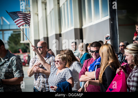 Gli amici e i familiari attendono con impazienza il ritorno dei loro cari il 5 ottobre 2013, presso il monte Home Air Force Base, Idaho. Membri Foto Stock