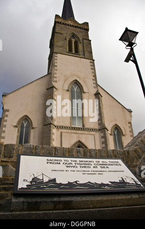 Monumento alla memoria di coloro che sono morti in mare nel porto di pesca di Killybegs a Saint Marie chiesa Foto Stock