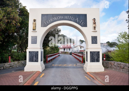 Memorial ingresso ad arco al Maori Whakarewarewa thermal village, Rotorua, Isola del nord, Nuova Zelanda. Commemora caduti. Foto Stock