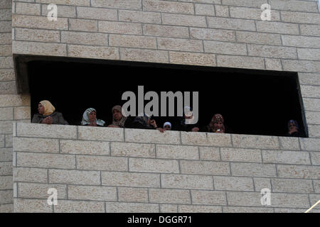 Betlemme, West Bank, Territorio palestinese . Xxi oct, 2013. Le donne palestinesi guardare durante il funerale di Younis al-Radaideh Ubiedyeh nel villaggio vicino alla Cisgiordania città di Betlemme, Ottobre 21, 2013. Forze israeliane giovedì sparato e ucciso Younis Radaideh Ahmed, 28, dopo che egli è stato guidato un trattore in una base militare a nord di Gerusalemme, secondo la media israeliani e un ufficiale militare Credito: Issam Rimawi APA/images/ZUMAPRESS.com/Alamy Live News Foto Stock