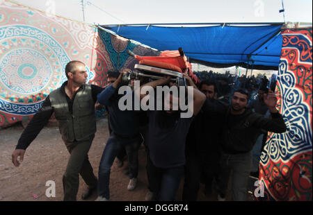 Betlemme, West Bank, Territorio palestinese . Xxi oct, 2013. Lutto palestinese portano il corpo di Younis al-Radaideh durante il suo funerale nel villaggio Ubiedyeh vicino al West Bank città di Betlemme, Ottobre 21, 2013. Forze israeliane giovedì sparato e ucciso Younis Radaideh Ahmed, 28, dopo che egli è stato guidato un trattore in una base militare a nord di Gerusalemme, secondo la media israeliani e un ufficiale militare Credito: Issam Rimawi APA/images/ZUMAPRESS.com/Alamy Live News Foto Stock