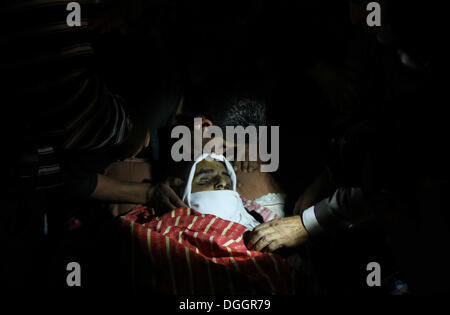 Betlemme, West Bank, Territorio palestinese . Xxi oct, 2013. Parenti palestinese di Younis al-Radaideh piangere sopra il suo corpo durante il suo funerale nel villaggio Ubiedyeh vicino al West Bank città di Betlemme, Ottobre 21, 2013. Forze israeliane giovedì sparato e ucciso Younis Radaideh Ahmed, 28, dopo che egli è stato guidato un trattore in una base militare a nord di Gerusalemme, secondo la media israeliani e un ufficiale militare Credito: Issam Rimawi APA/images/ZUMAPRESS.com/Alamy Live News Foto Stock