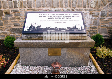 Monumento alla memoria di coloro che sono morti in mare nel porto di pesca di Killybegs a Saint Marie chiesa Foto Stock