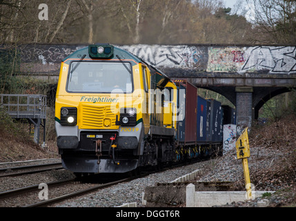 Il trasporto ferroviario di merci di classe 70 passando attraverso Sutton Park con un servizio Freightliner Foto Stock