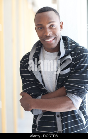 Ritratto di un sorridente diciottenne nero studente di college. Foto Stock