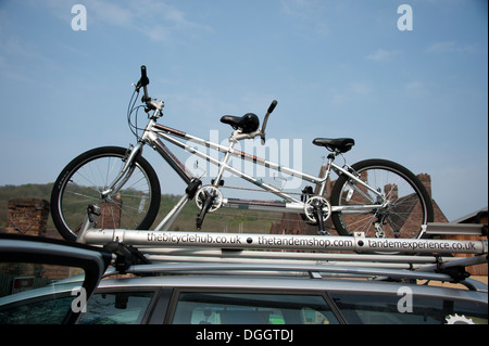 Tandem BICICLETTA BICI su auto portante del tetto Foto Stock