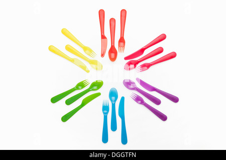 Colorate le posate di plastica in un cerchio Foto Stock