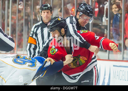 Chicago, IL, Stati Uniti d'America. Xxi oct, 2013. Ottobre 17, 2013: Chicago, Illinois, Stati Uniti - Blackhawk #52 Brandon Bollig si prepara a lanciare un punzone a Blues #46 Roman Polak durante la National Hockey League tra Chicago Blackhawks e St. Louis Blues al United Center di Chicago, IL. © csm/Alamy Live News Foto Stock