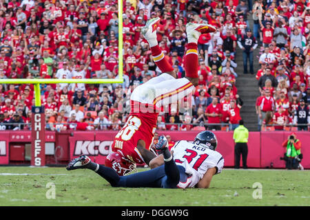 Kansas City, Missouri, Stati Uniti d'America. Xxi oct, 2013. 20 ott. 2013 - Kansas City, Missouri, Stati Uniti d'America - 20 Ottobre 2103: Kansas City Chiefs wide receiver Dwayne Bowe (82) sbarca sulla sua testa dopo la cattura è difeso da Houston Texans libero di sicurezza Shiloh Keo (31) durante il gioco di NFL tra Houston Texans e il Kansas City Chiefs Ad Arrowhead Stadium di Kansas City, MO. I capi sconfitti i Texans 17-16. © csm/Alamy Live News Foto Stock