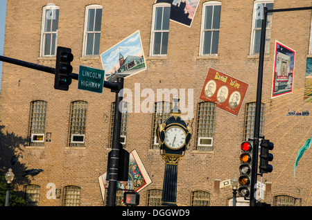 Soldati e marinai Memorial Clock e città murale nel Memorial Park in DeKalb, Illinois, una città lungo la Lincoln Highway. Foto Stock