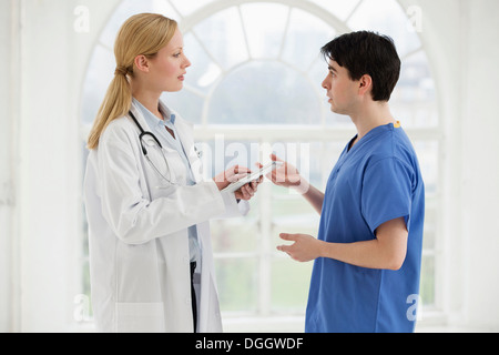 Due medici in discussione Foto Stock