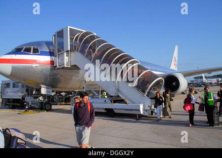 Parigi Francia,Europa,Francese,CDG,Aeroporto Charles de Gaulle,American Airline,arrivo,passeggeri passeggeri piloti, sbarco,tarmac,commerciale ai Foto Stock