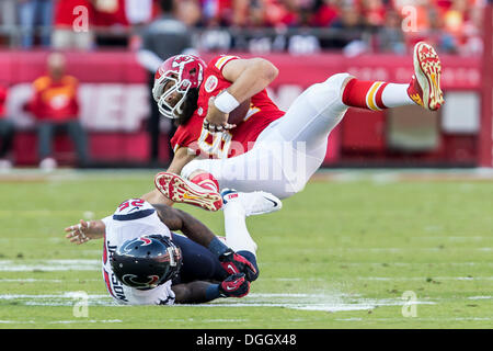 Kansas City, Missouri, Stati Uniti d'America. Xxi oct, 2013. 20 ott. 2013 - Kansas City, Missouri, Stati Uniti d'America - 20 Ottobre 2103: Houston Texans cornerback Kareem Jackson (25) affronta Kansas City Chiefs stretto fine Sean McGrath (84) durante il gioco di NFL tra Houston Texans e il Kansas City Chiefs Ad Arrowhead Stadium di Kansas City, MO. I capi sconfitti i Texans 17-16. © csm/Alamy Live News Foto Stock