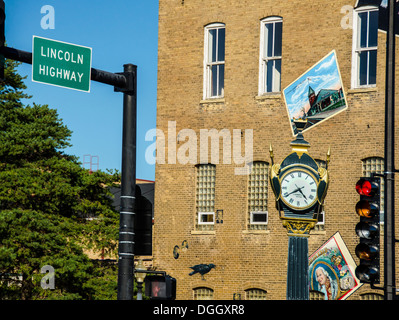 Soldati e marinai Memorial Clock e città murale nel Memorial Park in DeKalb, Illinois, una città lungo la Lincoln Highway. Foto Stock