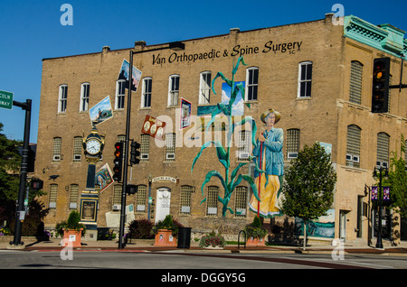 Soldati e marinai Memorial Clock e città murale nel Memorial Park in DeKalb, Illinois, una città lungo la Lincoln Highway. Foto Stock