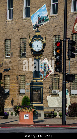 Soldati e marinai Memorial Clock e città murale nel Memorial Park in DeKalb, Illinois, una città lungo la Lincoln Highway. Foto Stock