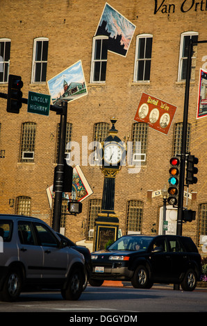 Soldati e marinai Memorial Clock e città murale nel Memorial Park in DeKalb, Illinois, una città lungo la Lincoln Highway. Foto Stock