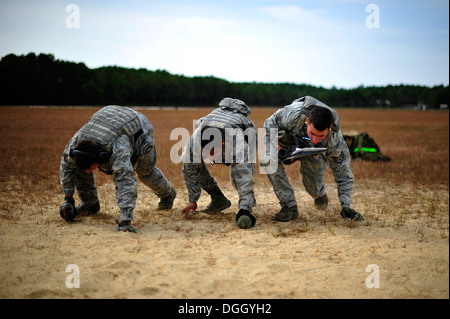 BASE COMUNE MCGUIRE-DIX-LAKEHURST, N.J. -- Tre chiudere l'innesto di precisione corso candidati assegnati alla contingenza 621st ala risposta bear crawl a una posizione di tiro su un poligono di tiro qui Ott. 3. I candidati sono stati partecipanti in un in-house 10 Foto Stock