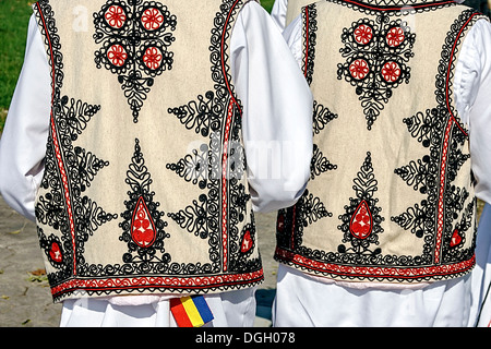 Due persone con il vecchio tradizionale Rumena costumi folk. Specifiche di Banat, Romania. Foto Stock