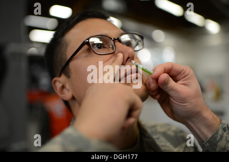 SPANGDAHLEM AIR BASE, Germania - STATI UNITI Air Force Staff Sgt. Cliff Cooke, 52nd logistica squadrone di prontezza e di garanzia della qualità tecnico doganale da El Mirage, Ariz., riceve un influenza la vaccinazione durante un punto di distribuzione esercizio medico ott. 16, 20 Foto Stock