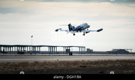 Un tedesco Air Force LearJet decolla a Montagna Home Air Force Base, Idaho, 16 ottobre 2013. Il volo è stato parte di Monte Roundup, una massiccia multi-servizio, multi-nazionale esercizio. Foto Stock