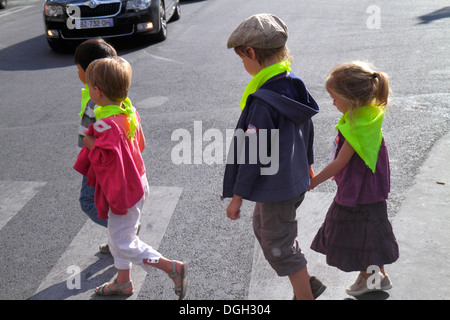 Parigi Francia,Europa,Francese,8th 9th 17th diciottesimo arrondissement,place de Clichy,ragazzi ragazzi ragazzi ragazzi bambina bambina maschio,ragazze femmina bambini bambini bambini bambini,daycare,c Foto Stock