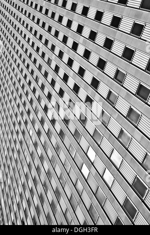 Vista prospettica delle finestre di un alto grattacielo. Foto Stock