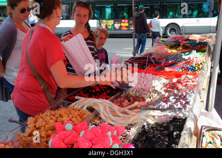 Parigi Francia,Europa,Francese,8th 9th 17th 18th circondario,Place de Clichy,caramelle,vendor vendor venditore,bancarelle stand commerciante mercato mar Foto Stock