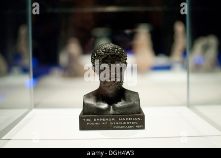 Busto di imperatore Adriano, Inghilterra. Tesori di culture di tutto il mondo" Foto Stock