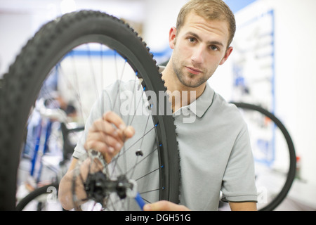 Giovane uomo al lavoro in bicicletta Foto Stock