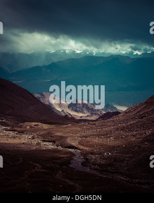 Himalaya in alta montagna panorama del paesaggio con drammatica cielo nuvoloso. India, Ladakh. In stile vintage elaborazione immagine Foto Stock