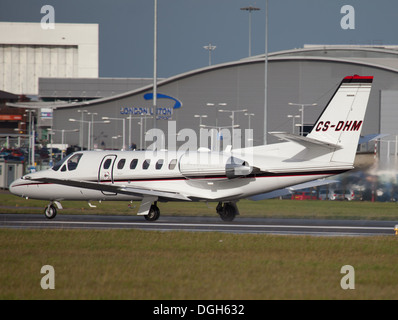 Sito NetJets Cessna 550B Citation Bravo CS-DHM arrivando all aeroporto London-Luton LTN Foto Stock