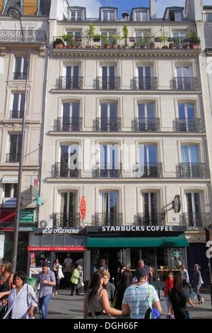 Parigi Francia,8th 9 ° 17 ° arrondissement,Place de Clichy,Starbucks Coffee,barista,esterno,ingresso,storico condominio Haussmann,residenziale,ap Foto Stock