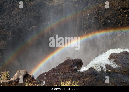 Close up dell acqua e il due volte iridato, Victoria Falls, dal lato dello Zambia, Africa Foto Stock