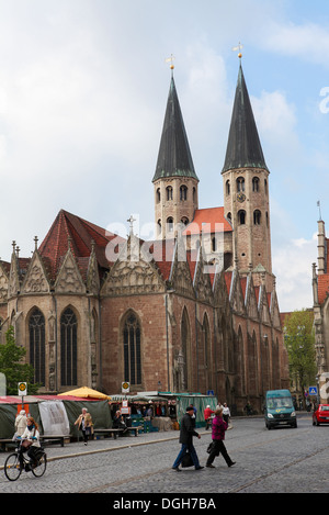 Persone non identificate passando davanti alla chiesa Martini in Braunschweig, Bassa Sassonia, Germania, il 4 maggio 2011. Foto Stock