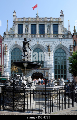 Artus Court con fontana di Nettuno al mercato lungo in Gdansk. Foto Stock