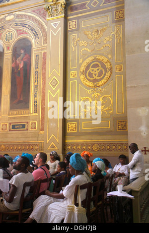 Parigi Francia,9th circondario,Place d'Estienne d'Orves,Église de la Sainte-Trinité,cattolico,chiesa,interiore,uomo nero maschio,adulto,adulti,w Foto Stock