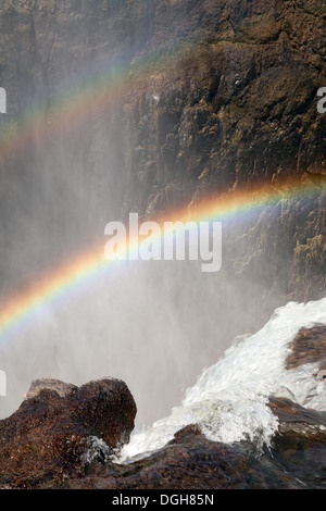 Close up dell acqua e il due volte iridato, Victoria Falls, dal lato dello Zambia, Africa Foto Stock