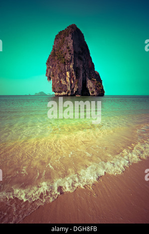 Tropical Beach Vista in stile vintage. Ocean paesaggio con formazione di roccia isola a Pranang cave beach, Railay, Krabi, Thailandia Foto Stock